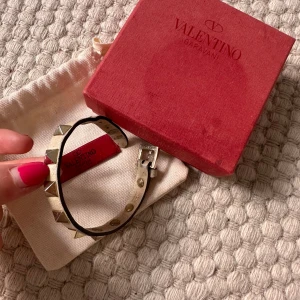 Valentino armband  - Fint valentino armband som är lite slitet men inget man tänker på, box och äktahetsbevis medföljer🌸🩷