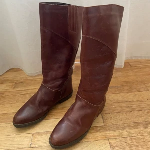 Bruna boots  - Större Stl 37, köpta i Madrid, väldigt snygg brun/röd färg!