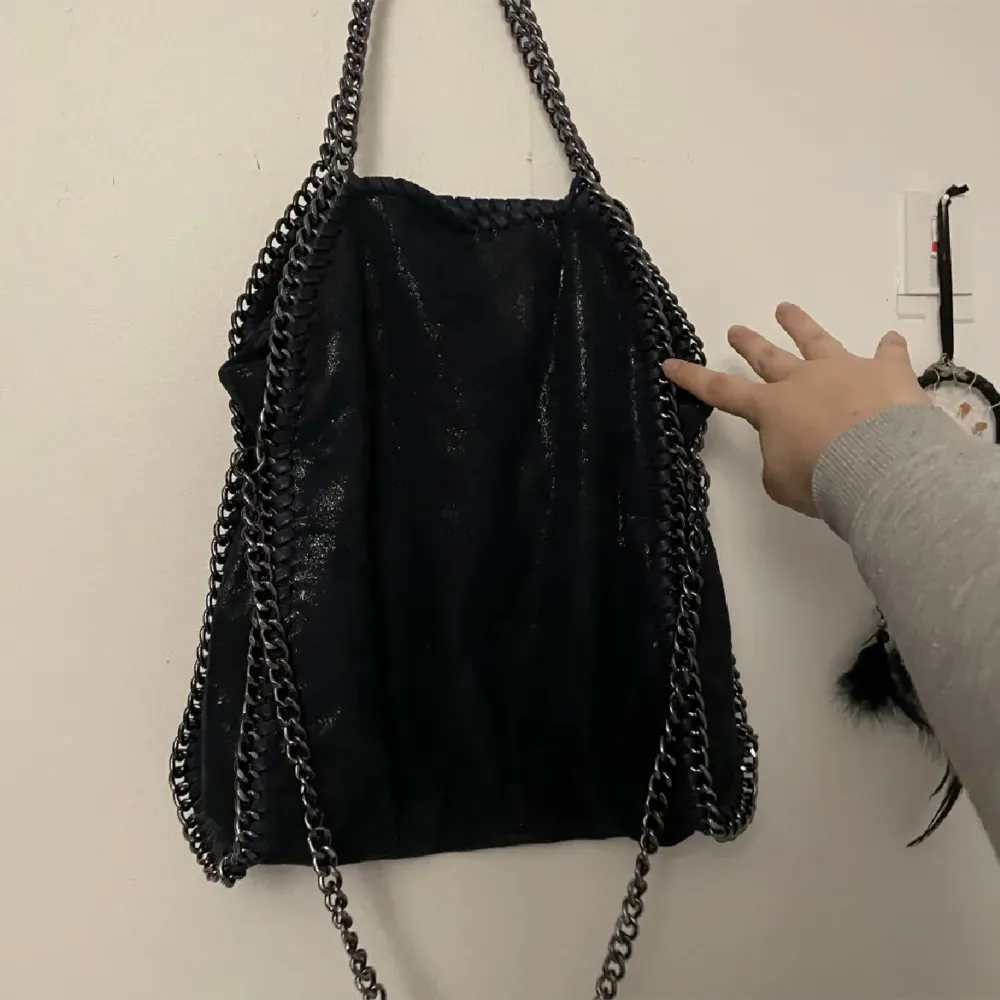 Intressekoll på min stella McCartney liknande väska jag köpt här på plick! Den är mörkblå och glittrig, dragkedjan har gått sönder men går fortfarande att stänga! 🙌🏼💕🪩 Lite sliten vid toppen men inget som märks alls!! 🐚💄. Laukut & Käsilaukut.