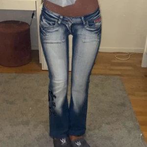 Young age Jeans - Säljer ett par stiliga, oanvända jeans i storlek S  som köptes på Sellpy. Jag säljer dem eftersom de inte används och jag hoppas att de kan glädja någon annan istället! Ordinarie pris: 800kr  OBS! Jag är 167 och de går enda vägen ner till hälen.  