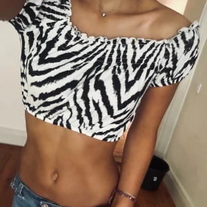 Svart vit Zebra topp - Ascool topp i zebra mönster från Zara! Funkar både till fest och vardag!! Det här är ett kap💯