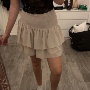 Supersöt kjol - Söt kjol som aldrig är använd.  Sitter som en s/m