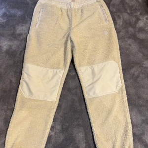 Moncler byxor  - Moncler mjukis byxor  Strlk 50 / L  Cond 8/10  Tyvärr ett litet hål i rumpan, det är ej synligt. Därför ett bra pris 