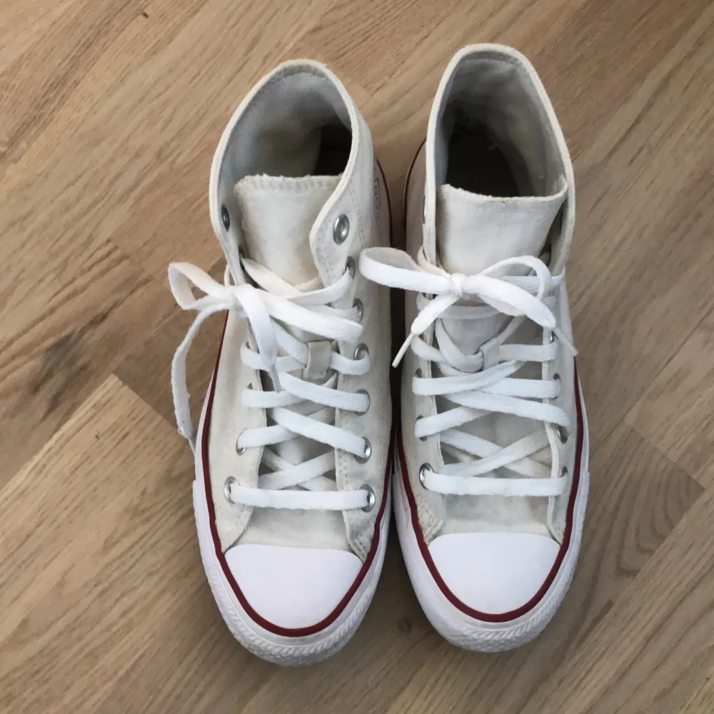 Vita converse i bra skick i str 37 passar 36 då dem är ganska små i storleken.hälarna är lite slitna men förövrigt är skorna helt defektfria.. Skor.