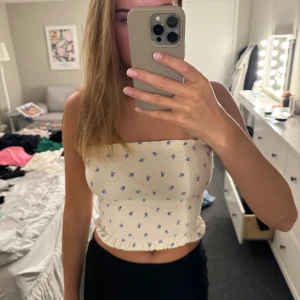 Söt topp - Topp från hm som inte kommer till användning! Knappt använd så den är i fint skick!🩷