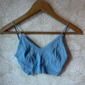 Stickad tank top - Ribbad/stickad topp i mjukt material. Knappt använd!