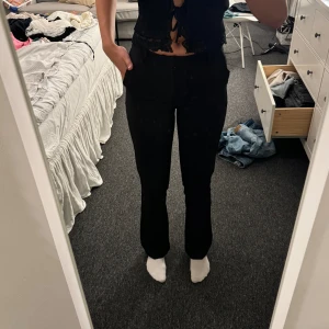 Kostymbyxor  - Kostymbyxor från bikbok ”VILMA TALL KOSTYMBYXA MED MEDELHÖG MIDJA” De är knappt använda så de är i fint skick! De är insydda i benen någon centimeter! Jag är ca 177cm så ni ser hur dom sitter på mig🩷