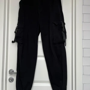 Svarta cargo byxor - Använt bara ett par gånger 