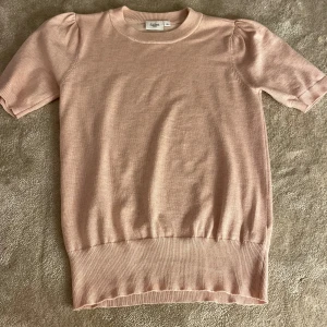 Stickad T-shirt  - Säljer en fin rosa stickad T-shirt aldrig andvänd  