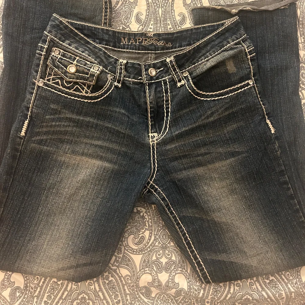 lågmidjade mapp jeans med fina fickor och detaljer! Midjemått rakt över ca 40cm , Innerbenslängd ca 72cm. 😇. Farkut & Housut.