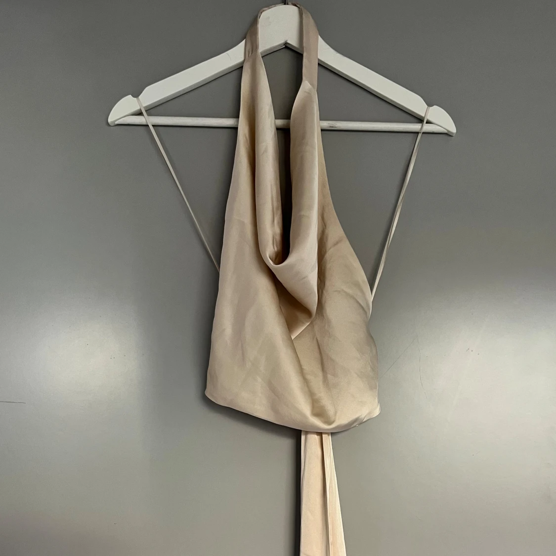 Beige satinlinne från BikBok