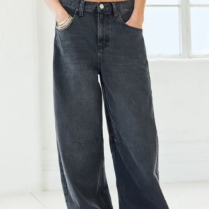 Svarta jeans från BDG Urban Outfitters - Säljer ett par svarta jeans från BDG Urban Outfitters. Modellen heter Logan Cinch Back Boyfriend och har en hög midja med en loose fit. Perfekta för en avslappnad stil! Jeansen är helt nya och oanvända lappen kvar! köpte för 69.00€ så ungefär 800 svenska kronor. priset går att diskutera med snabb affär. midjemått rakt över 39cm, inerbenslängd 75cm.