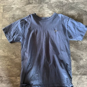 Vans t shirt - Rensar garderoben därför utav pris! Hör av dig vid funderingar!😍