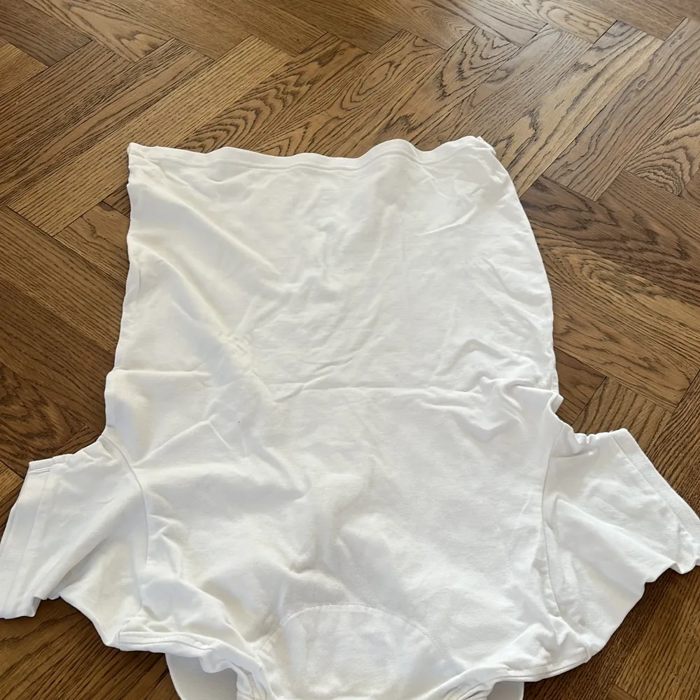 Klassisk vit Lyle and Scott piké i suveränt skick! Nypris runt 550-600kr. Paidat.
