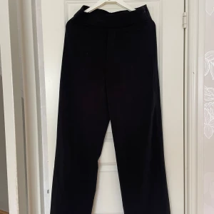 Svarta byxor från BikBok - Säljer ett par snygga svarta byxor från BikBok i storlek 34. De har en dragkedja på sidan för enkel på- och avtagning. Byxorna är i en klassisk stil som passar perfekt för både vardag och fest. De är högmidjade och har en rak passform som ger en stilren look.