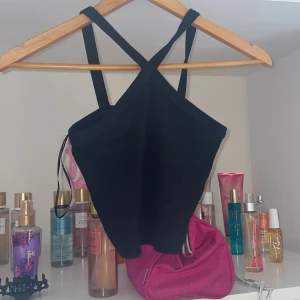 Svart linne - Jätte  fint linne från Gina tricot .💕