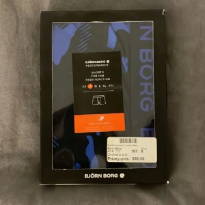 Björn Borg Performance Shorts - Säljer ett par Björn Borg Performance shorts för herrar. De är designade för hög funktionalitet och kommer i en snygg blå färg. Perfekta för träning och andra sportaktiviteter.