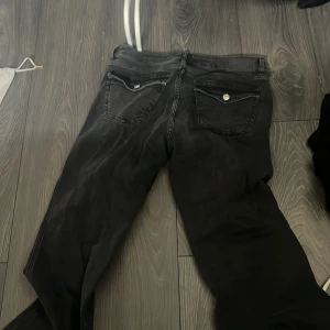 Jeans - Storlek Xl, svarta jeans, använder inte, använt 2 gånger + FRAKT så mycket det blir 