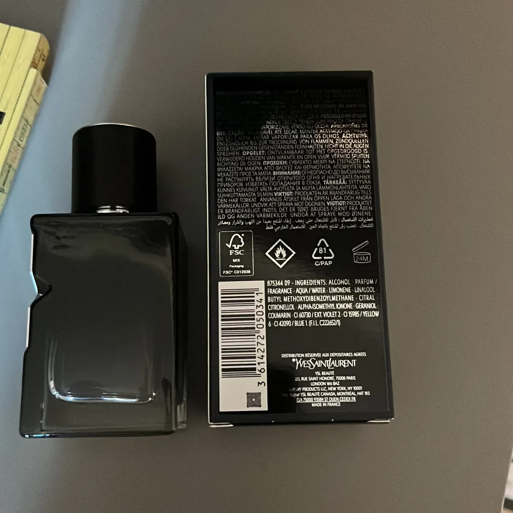 Säljer en elegant och stilren parfym från Yves Saint Laurent. Flaskan är svart och fyrkantig med en modern design. Parfymen är en Eau de Parfum och kommer i en 60 ml flaska. Perfekt för den som vill ha en sofistikerad och maskulin doft.. Parfym.