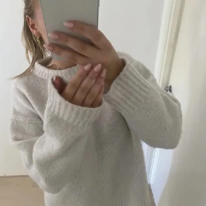 Stickad tröja - Säljer denna jättefina stickade tröjan från zara. Den är i bra skick. (Lånade bilder) pris kan diskuteras vid snabb affär. 💓