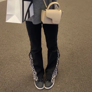 Coola jeans - Säljer nu mina egensydda jeans med leopard mönster insytt! Inte jättebra sytt därav priset. Storleken i byxorna är 34 och skulle säga att dem passar som en xs🩷 