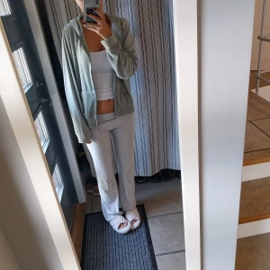 Grön hoodie - Säljer en mysig grön hoodie i normal passform. Perfekt för en avslappnad stil och passar bra till både jeans och mjukisbyxor. Den har långa ärmar och en dragkedja framtill. Superbekväm och perfekt för höst och vår❤️