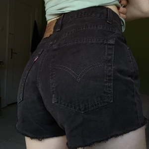 Mörkbruna jeansshorts från Levi's - Mörkbruna Levis-jeansshorts i modellen 550. Relaxed fit och högmidjade. Ungefär storlek 38 men är inte säker