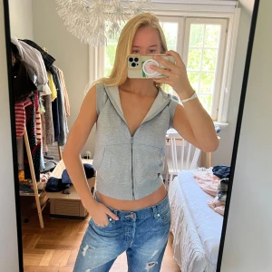 Hoodie - väst  - Hoodie zip up utan ärmar. Barnstorlek men passar XS-S. 150kr💖💖