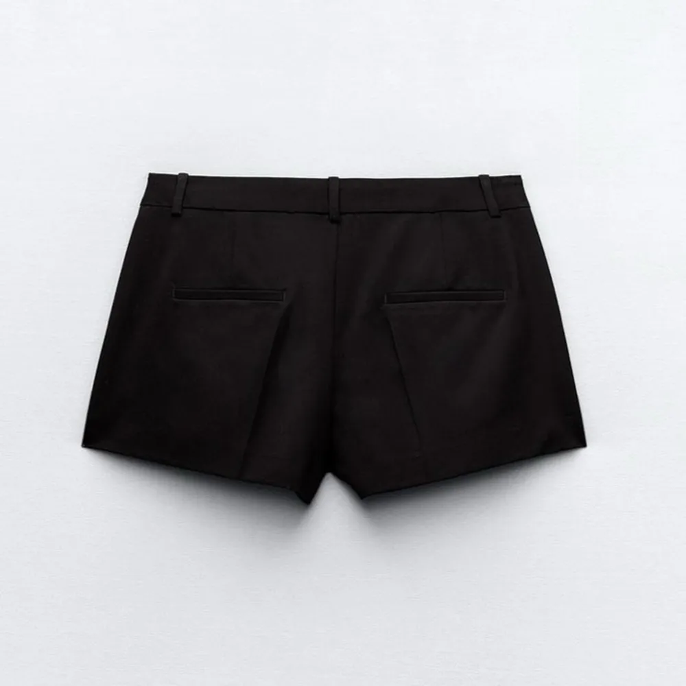 Jättefina Kostymshorts ifrån Zara, storlek XL💗aldrig använda med prislappen kvar!. Shorts.