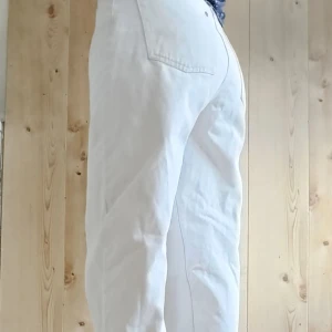 Vita jeans - H&M  - Säljer dessa 90's baggy jeans (ultra high waist) & denim från H&M storlek 36. Byxorna har lite små fläckar som säkert går bort. Endast upphämtning(Malmö). Tar swish och kontant.  Smsa: 0735865563 Mejl: billigafynd.lilja@gmail.com