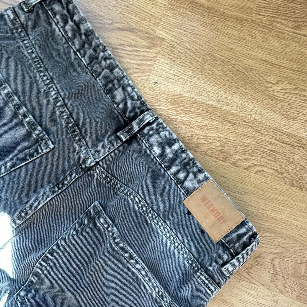 Säljer mina weekday jeans som är köpta för två år sen då dem bara kommit till användning fåtal gånger . Jeans & Byxor.