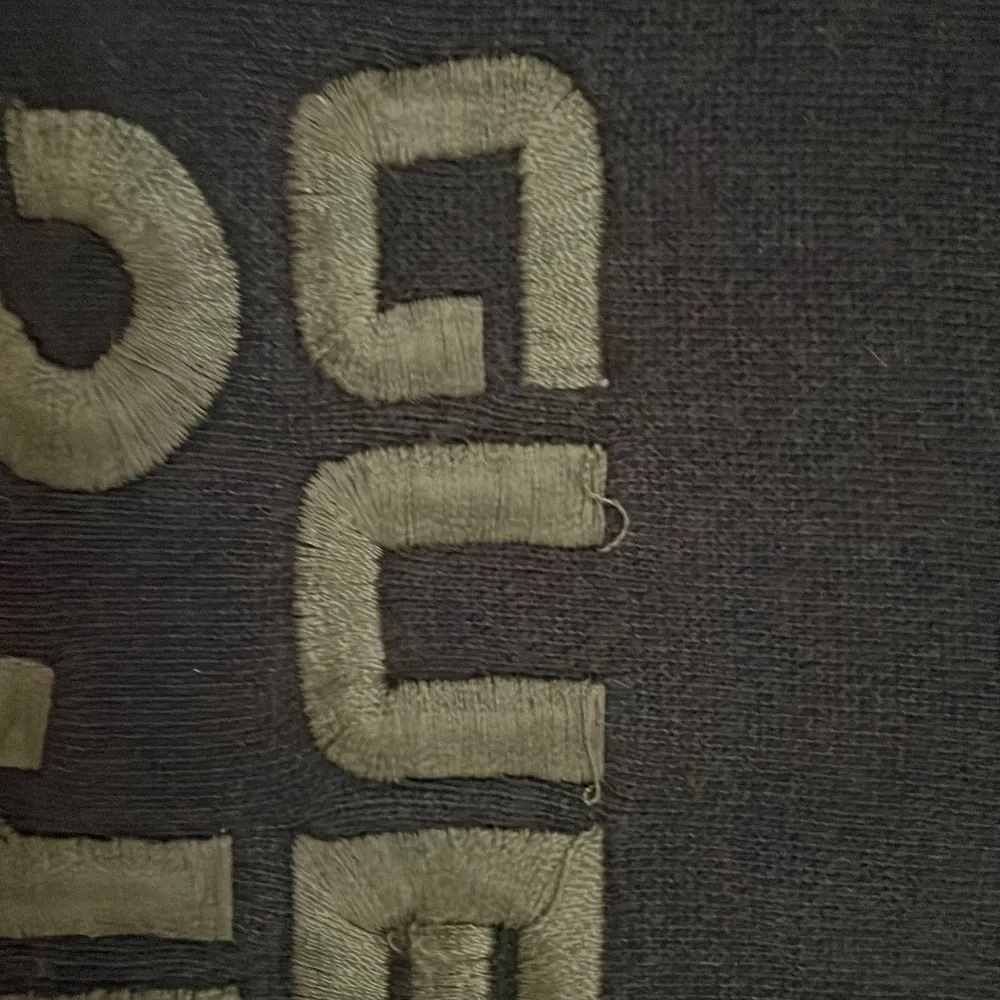 Jätte mysig hoddie från guess jeans, den har en lite fläk som säkert går bort med vanish 🐸🐸samt lite trådar lösa. Hupparit & Collegepaidat.