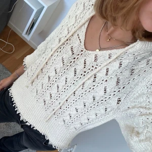 Stickad söt tröja - Stickad tröja från Zara 💗 använt max 5 ggr pga inte min stil! Väldigt bra skick 💗storlek M, passar som S!  Pris går att diskutera vid snabb affär