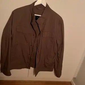 Tunn militärgrön höstjacka från Massimo Dutti i st S, knappt använd. Nypris 1599kr