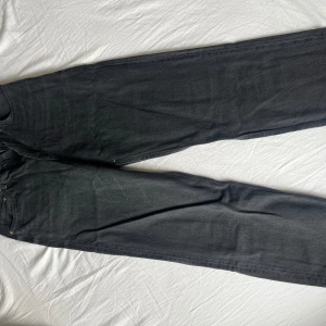 Svarta Jeans från HM - Säljer dom för att jag aldrig använder dom, används Max 5 gånger och dom är i nyskick