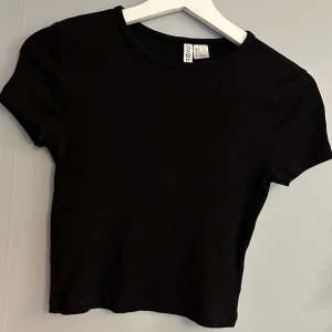 t-shirt - Säljer en lite kortare svart t-shirt i storlek S. 
