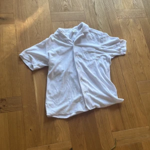 John Henric Frotté tröja - Hej , säljer denna frotté tröja som är helt oanvänd i princip. Köpt på NK! Har ni några frågor tveka inte att ställa de. Nypris 1500kr!