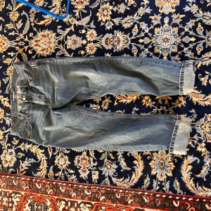 Jeans!  - Bagge jeans! 💙🥳 Runt storlek 38/40.  För stora på mig på midjan och längden - jag har vanligtvis storlek 34/36 på jeans och är 1,61 m lång. 