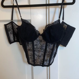 korset topp - as snygg svart korset topp. använd utomlands och insparker