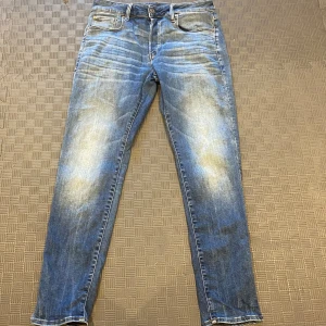 G star raw jeans  - Hej säljer ett par snygga G star Raw jeans storlek 30W 30L skick 9/10 skriv gärna vid intresse. 