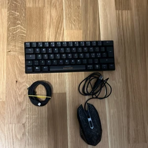 Säljer ett tangentbord med mus. - Ett skönt gaming tangentbord, knapparna låter väldigt bra, Från Deltaco gaming. När man sätter på tangentbordet får man en fin multifärg från tangentbordet. Mini Size perfekt för gaming. Kan sänka pris.