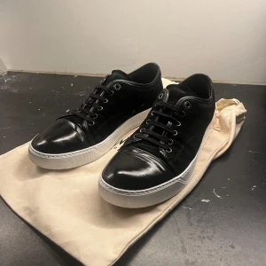 Lanvins Cap Toe - Säljer ett par riktigt fräscha Lanvins Cap Toe till ett dunder pris. Säljer dem då de är för stora för mig. UK 8 nånstans runt 42,43 men kan passa större också. skicket får du avgöra själv. Det på bilden är de som ingår. Bara att höra av dig vid funderingar 🙌🏼