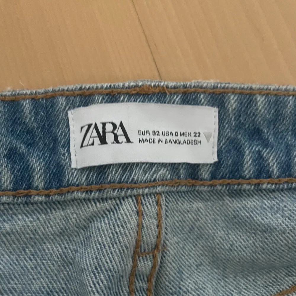 Säljer ett par snygga blå jeansshorts från Zara i storlek EUR 32. De har en cool, sliten look med fransiga kanter. Perfekta för sommaren och festivaler! 🕶️Säljer för att det är för små (aldrig använda). Shorts.