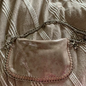 Axelremsväska  - Liten väska oanvänd, vet inte vart den är köpt då jag fick i present 