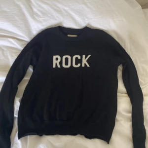 Zadig stickad tröja - Säljer denna zadigtröja då jag växt ur den 💗 Den är i väldigt bra skick inga som helst defekter