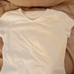 Gullig tshirt  - Helt ny oanvänd vit tshirt,är i storlek L men skulle säga att den passar Storlek M.