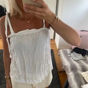 Vitt linne - Gulligt vitt linne. Köpt second hand. I fint skick!