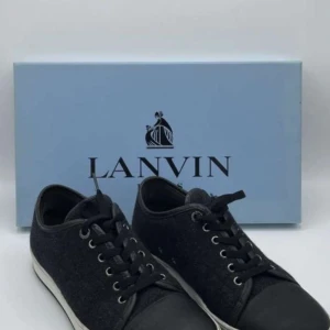 Lanvins - Riktigt snygga skor som passar perfekt till hösten, tveka inte på att höra av dig om du har några frågor eller är intresserad, skicket är riktigt bra. Priset kan diskuteras💯💯