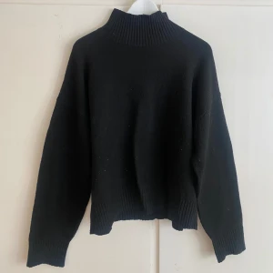 svart stickad halvpolo - svart stickad tröja med halvpolo krage från nelly, nopprig! se bilder 