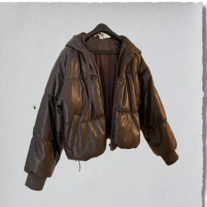 brun jacka  - brun jacka med luva i fint skick💞